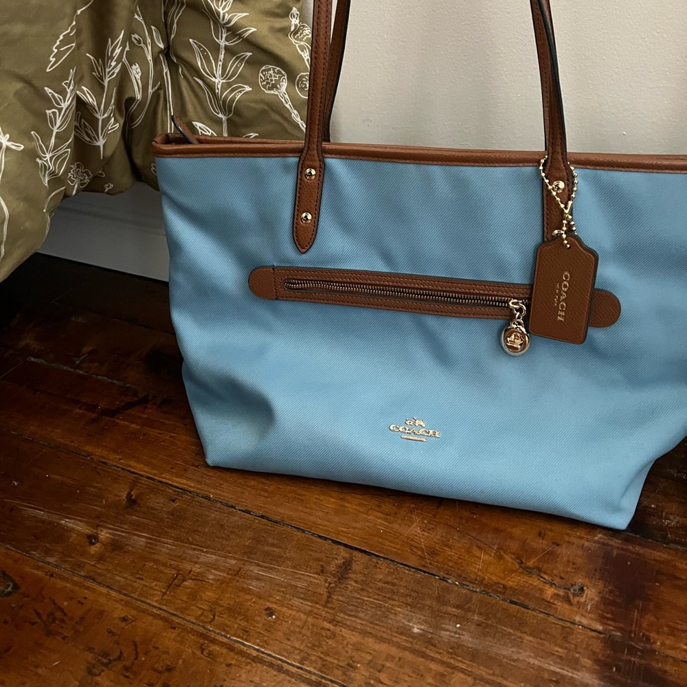 Shoulder coach bag. Light blue and dark brown leather straps.